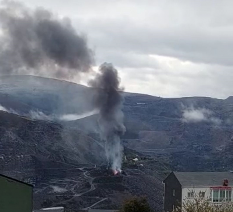 Trabajan toda la noche para sofocar el incendio que ha arrasado una nave industrial en Carballeda de Valdeorras