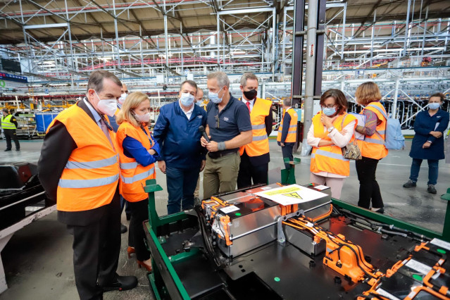 Archivo - El alcalde de Vigo, Abel Caballero y la vicepresidenta primera del Gobierno y ministra de Asuntos Económicos y Transformación Digital, Nadia Calviño, durante una visita a la planta de Stellantis en Vigo,  en septiembre de 2021.