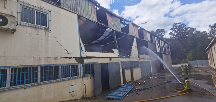 Dan por controlado el fuego declarado en una nave industrial de Distribuciones Pako en O Porriño ​