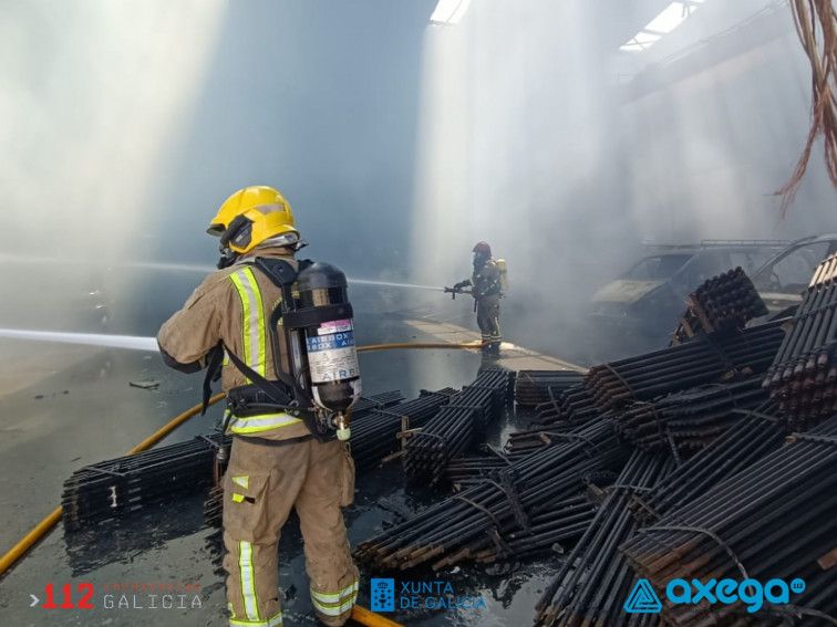 Extinguido el incendio que arrasó la nave de Distribuciones Pako de O Porriño y calcinó tres coches