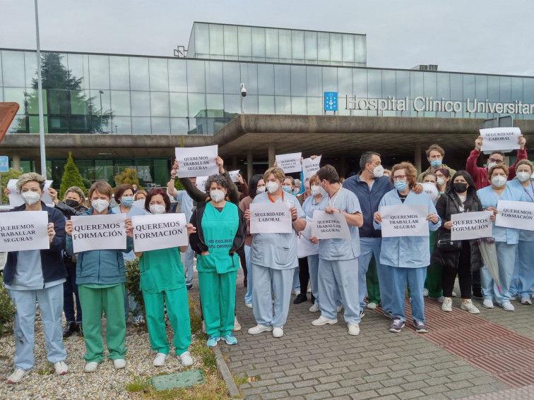 ​Baches en los corredores, camas rotas, ascensores desnivelados...el día a día de trabajadores y pacientes del CHUS