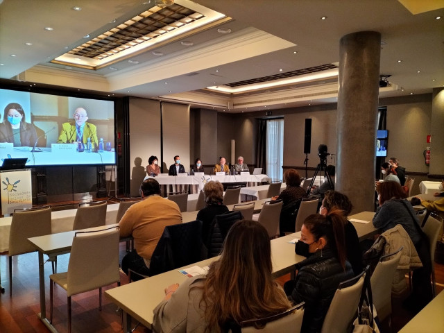 Simposio de la Sociedade Galega de Neuroloxía celebrado en Vigo y dirigido a asociaciones, familiares y pacientes de esclerosis múltiple.