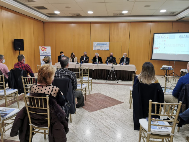 Inauguración de la jornada sobre salud mental organizada por el SUP y AUGC, que ha abierto el presidente del Parlamento de Galicia, Miguel Ángel Santalices