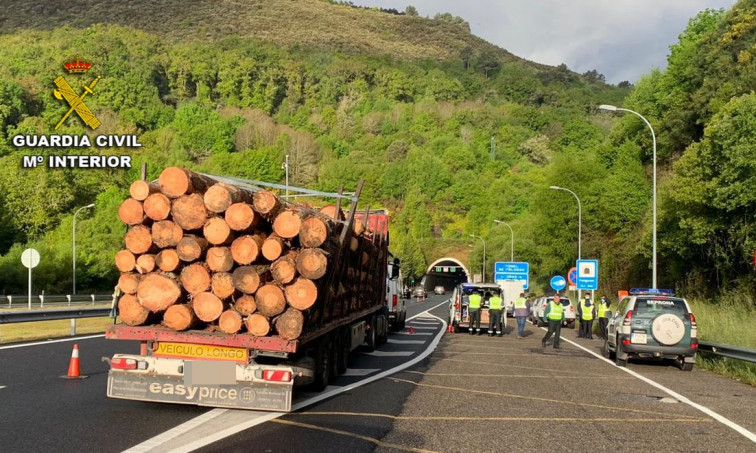 Denunciado un camionero que circulaba con 18 toneladas de madera por encima del peso autorizado​