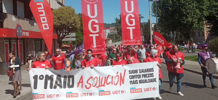 ​CC.OO. y UGT marchan por las calles de A Coruña demandando la subida de salarios ante la inflación