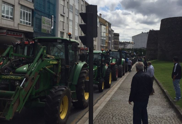 Agromuralla levanta a tractorada de Lugo