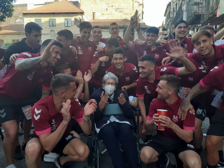 ​(VÍDEO) Conchita, la abuela que más celebró el ascenso del Pontevedra a Primera RFEF desde su silla de ruedas