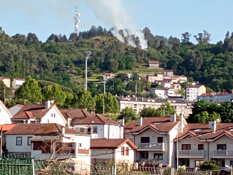 Incendio forestal en Montealegre, en una zona próxima al núcleo urbano de Ourense