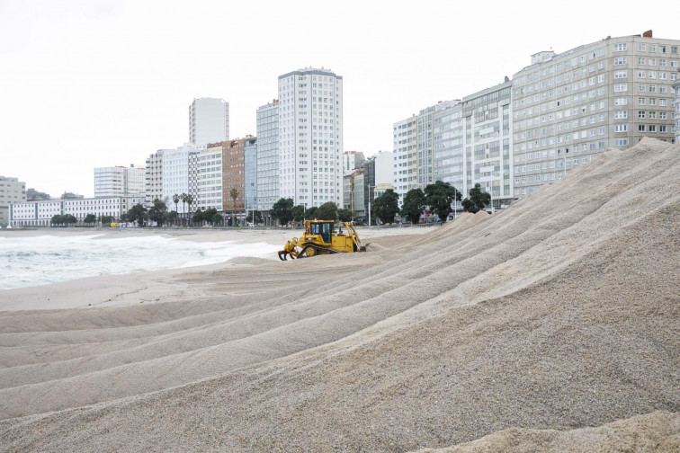 A Coruña comienza los preparativos para recibir a los bañistas en Riazor al retirar la duna de la playa​