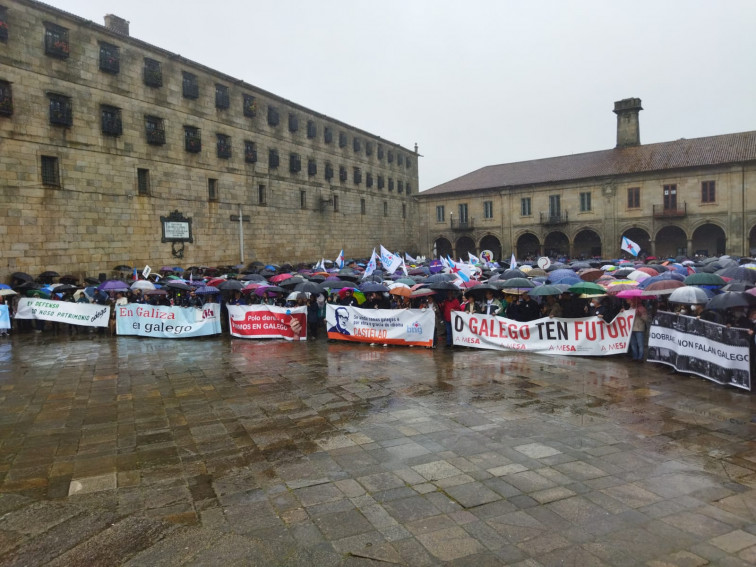 (VÍDEOS) La 'marcha de los miles de paraguas' protagoniza la manifestación en Compostela por la 