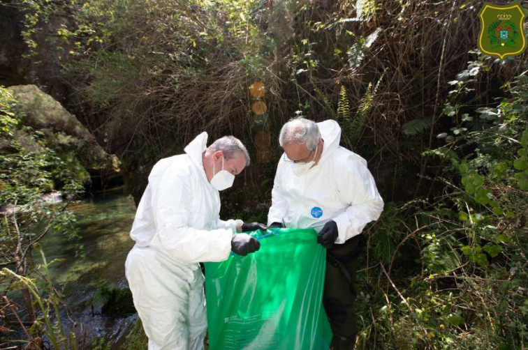 Localizan al responsable de arrojar al río Tea de Covelo a dos perros atados con una piedra al cuello