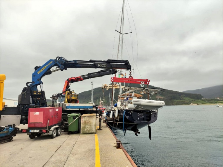 Rescatados en la costa de Ortigueira tres personas a bordo de un velero a punto de naufragar​