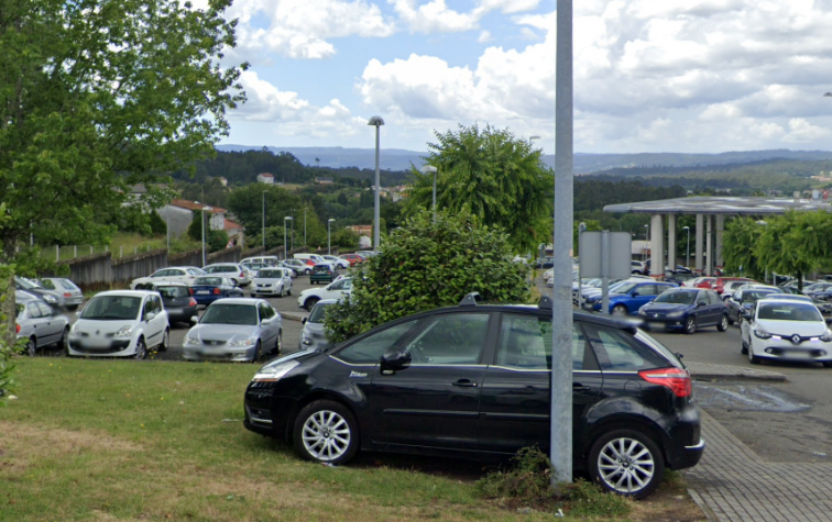 La Xunta y el Ayuntamiento barajan cobrar por el parking de superficie del Hospital CHUS ante el eterno colapso