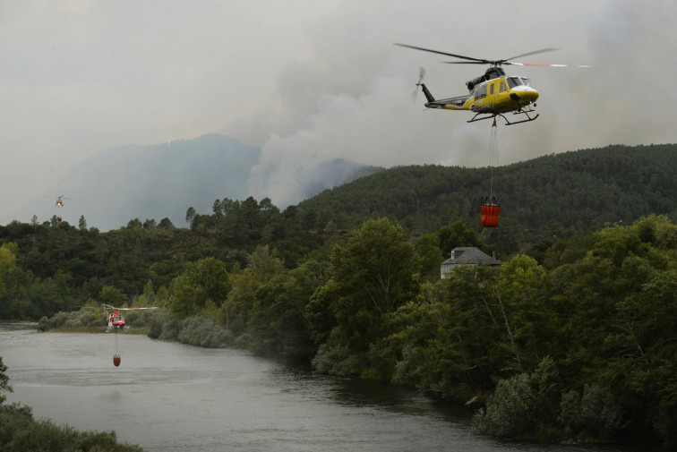 Continúa activo un incendio en Ribadavia, en la provincia de Ourense, que ya ha alcanzado 20 hectáreas