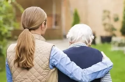 ​Investigan la contratación de inmigrantes sin papeles como “internas” para cuidar de ancianos en Galicia