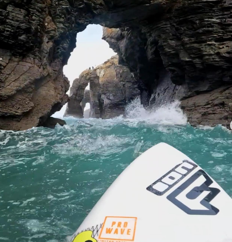 ​(VÍDEO) Así es subirse a la tabla del gallego Guillermo Carracedo y surfear en la Praia das Catedrais