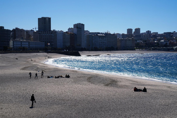 Un hombre muere en su toalla en la playa de Orzán tras darse un baño