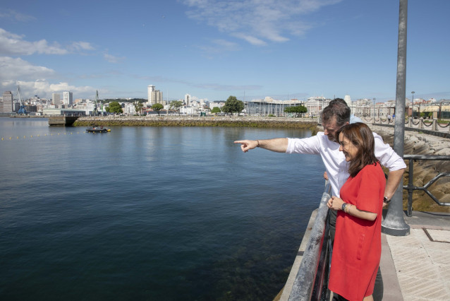 La alcaldesa de A Coruña, Inés Rey, ha visitado el balizamiento de la zona de baño de O Parrote