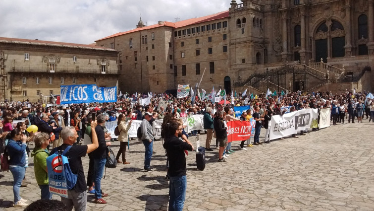 'Éolicos así non' denuncia en Santiago el boom de un sector que replica que si no construye más es porque no puede