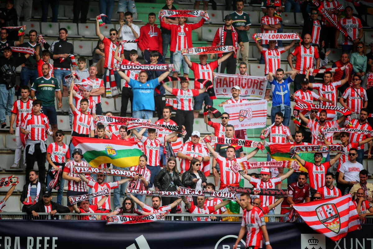 Hinchas del Logroñés en Ferrol en una foto de la UD Logrou00f1u00e9s