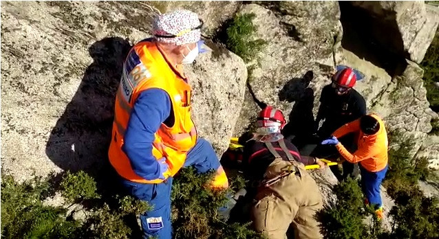 Rescatan a un hombre que se había precipitado a una zona rocosa desde el mirador de Chandebrito en Nigrán ​