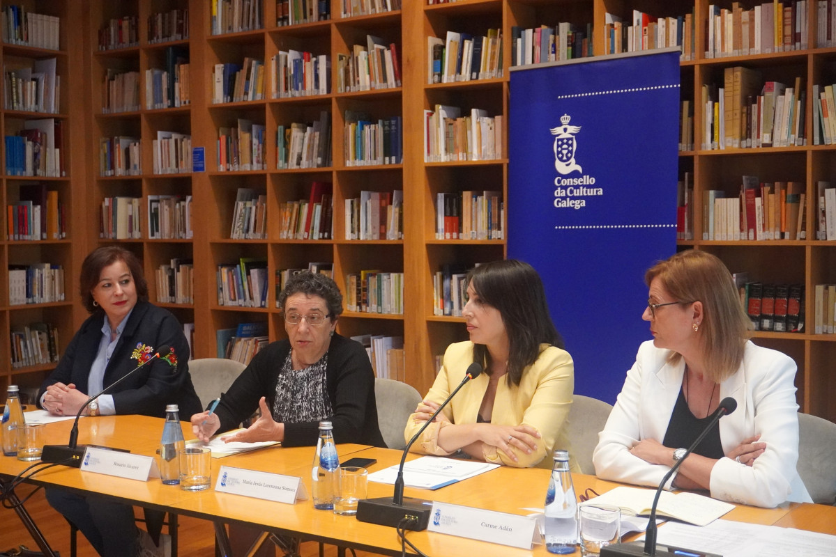 La presidenta del CCG, Rosario Álvarez, junto a la conselleira de Emprego e Igualdade, María Jesús Lorenzana, en la presentación del 'Foro Identidade e Disidencias Sexuais'.