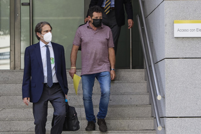 El patrón del ‘Villa de Pitanxo', Juan Padín (d-morado), a su salida tras declarar en la Audiencia Nacional, a 6 de junio de 2022, en Madrid (España). Se trata de las primeras declaraciones de los tres supervivientes del naufragio del pesquero gallego 'Vi