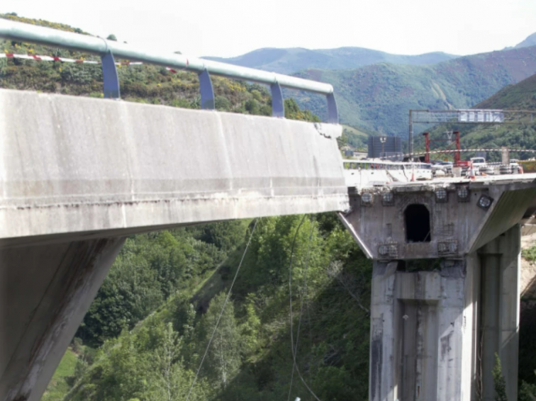 Fomento cierra el viaducto paralelo al que se derrumbó y que aún ayer mantuvo abierto en Pedrafita en la A-6