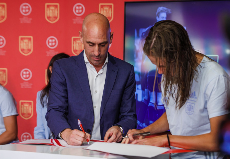 Rubiales firma un acuerdo con la selección femenina de fútbol para igualar las primas porcentuales