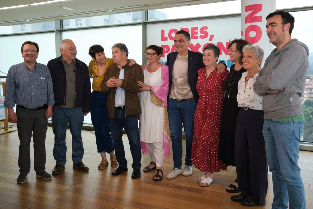 El alcalde de Pontevedra, Miguel Anxo Fernández Lores, junto a la líder del BNG, Ana Pontón, y miembros de su equipo