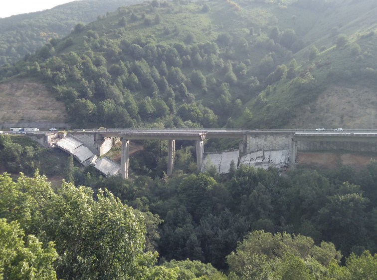 Nuevo derrumbe en el puente de la autovía A-6 en O Castro, Pedrafita do Cebreiro, Lugo