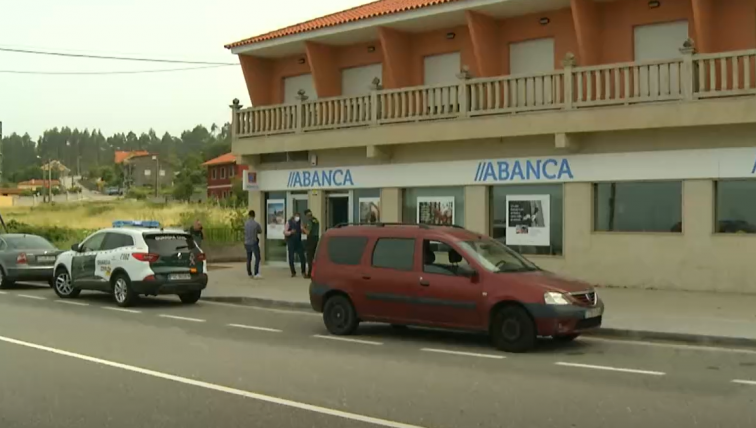 Intento de atraco a mano armada de la sucursal de Abanca en Oia termina con un detenido por la Guardia Civil