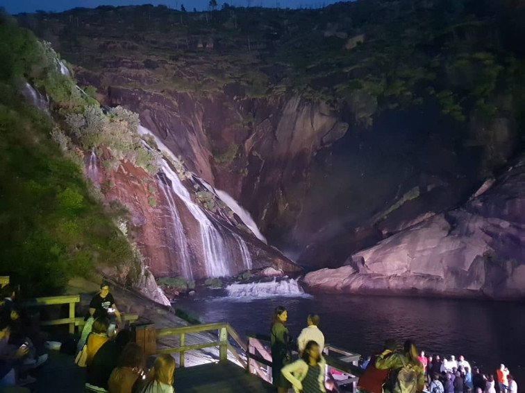 Comienza la temporada para ver la fervenza do Ézaro iluminada por la noche, que deja estampas espectaculares