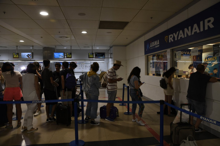 Huelga en Ryanair provoca retrasos en el aeropuerto de Santiago, donde denuncian 