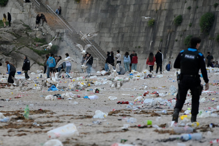 Muchísima basura en las playas de A Coruña tras el San Xoán, aunque el ayuntamiento dice que algo menos que en el anterior