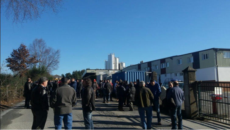 Uns 600 gandeiros bloquean a entrada a planta de Lactalis en Vilalba