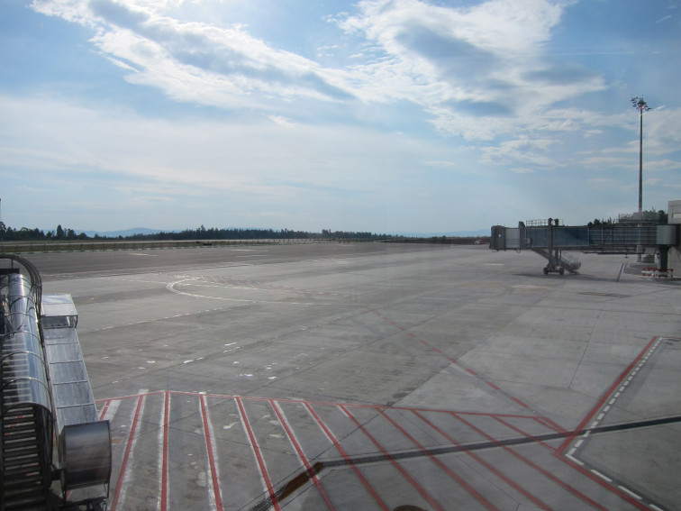 El aeropuerto de Santiago recupera la normalidad tras el incidente que obligó a paralizar su actividad