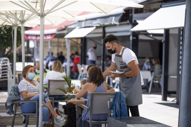 La temporada veraniega mete a Galicia en el pódium de CC.AA. en las que más cae el paro, con 5.188 desempleados menos