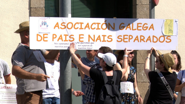 La Asociación Galega de Pais e Nais Separados se concentra frente al juzgado de Arzúa (A Coruña).