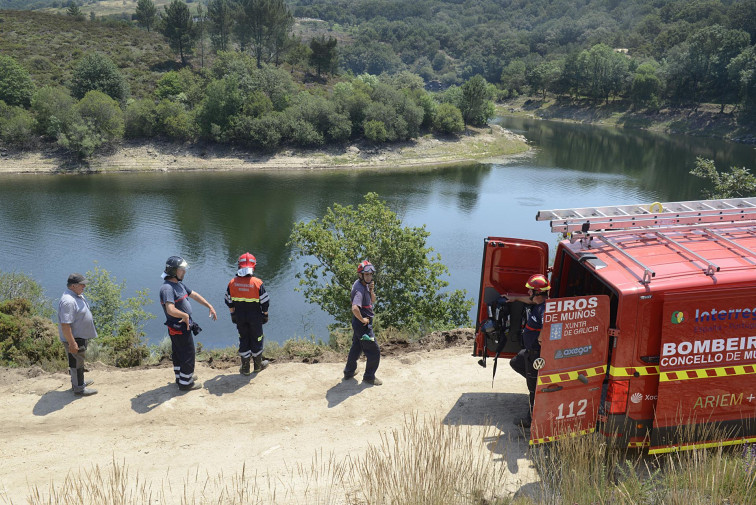 Trasladan al conductor del camión que se precipitó desde 35 metros al embalse de As Conchas, en Muíños