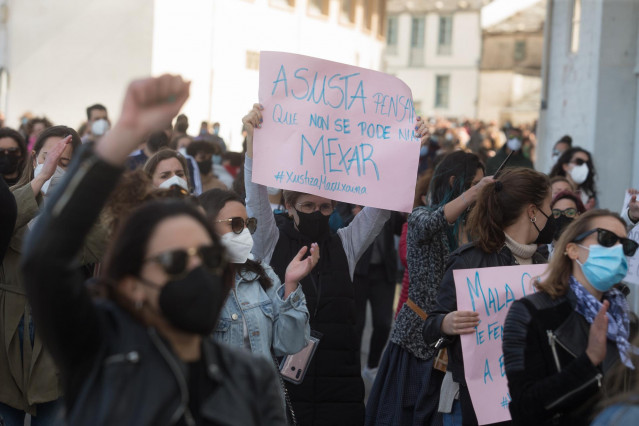 Archivo - Varias mujeres participan en una manifestación en apoyo a las 87 mujeres que en 2019 fueron grabadas “sin autorización”mientras orinaban en la vía pública durante la fiesta de A Maruxaina en 2019