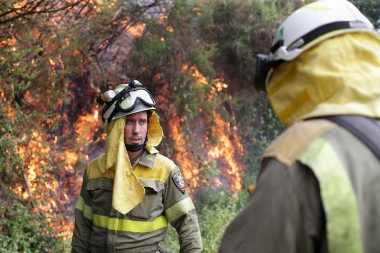 La ola de incendios se agrava con una docena ardiendo sin control y no lloverá copiosamente hasta el lunes (vídeos)