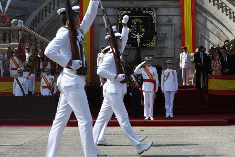 Un centenar de nuevos oficiales de la Armada reciben sus despachos de la mano de Felipe VI en Marín