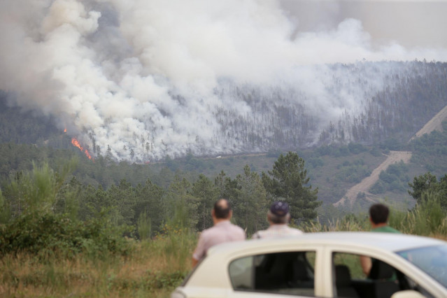 Labores de extinción del fuego en la Sierra de Caurel, a 17 de julio de 2022, en A Pobra do Brollón, Lugo, Galicia, (España). Los incendios forestales de Folgoso do Courel son varios; dos en la parroquia de Vilamor, uno con unas 500 hectáreas calcinadas e