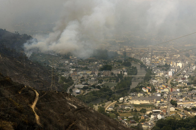 Vista del incendio en el municipio gallego de O Barco de Valdeorras, a 18 de julio de 2022, en O Barco de Valdeorras, Ourense, Galicia (España). La superficie arrasada por los principales incendios registrados en Galicia ya supera las 9.000 hectáreas, seg