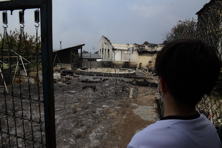 La ola de incendios en Galicia deja imágenes de aldeas destruidas como si fuese una guerra (vídeos)