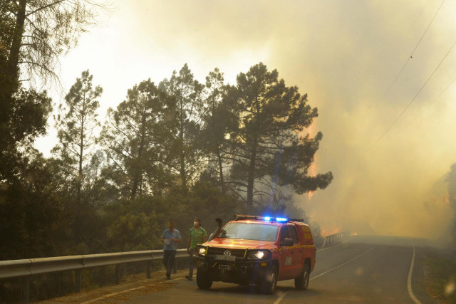 Un coche de bomberos en una de las carreteras que dan al incendio, a 18 de julio de 2022, en O Barco de Valdeorras, Ourense, Galicia (España). La superficie arrasada por los principales incendios registrados en Galicia ya supera las 9.000 hectáreas, según