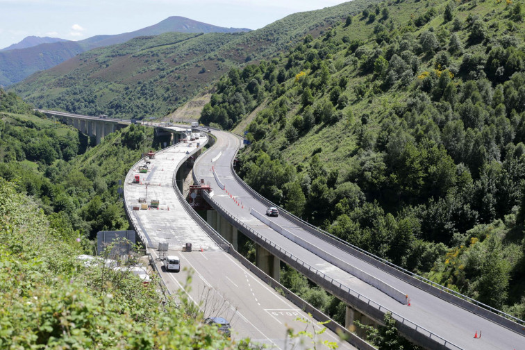 Algunos camiones no tendrán que pagar peaje en dos autopistas de Galicia tras el colapso de la autovía A-6