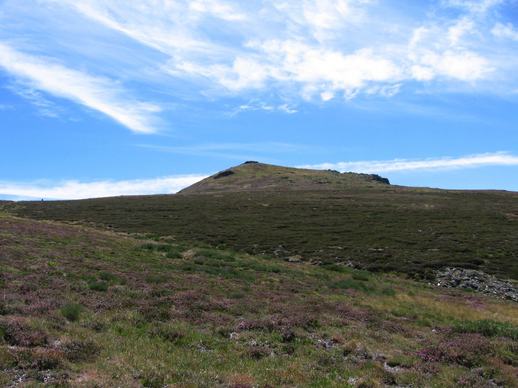 Ecologistas y montañistas protestan contra el parque eólico de Prada porque dicen amenaza Pena Trevinca