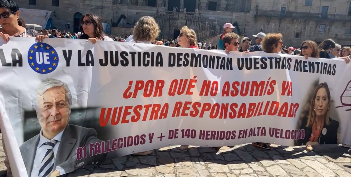 Pancarta contra los exministros Pepe Blanco y Ana Pastor en la protesta de la víctimas del Alvia 4